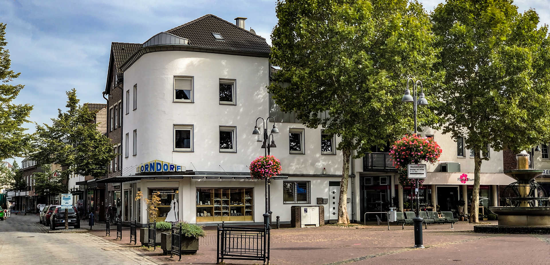 Weißes Haus am Marktplatz mit Beschriftung Dorndorf (Vogänger von Derichs)